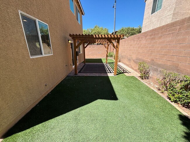 Building Photo - Beautiful 4Bed/3Bath/2Car Residence located in Providence
