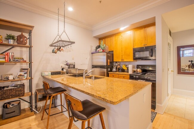 Building Photo - Amazing 1 BR/1 BA Condo in Dupont Circle!