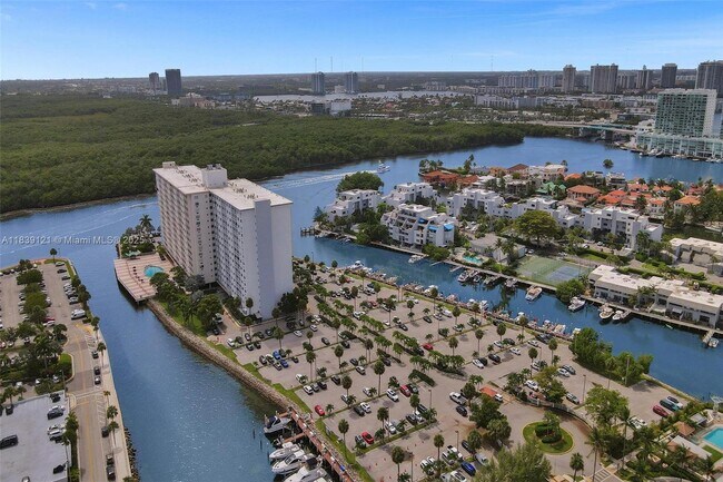 Building Photo - 400 Kings Point Dr