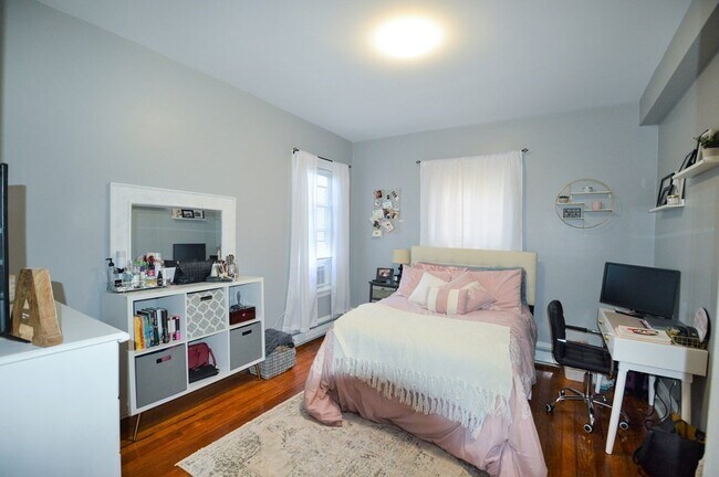 Building Photo - 60 Mapleton St