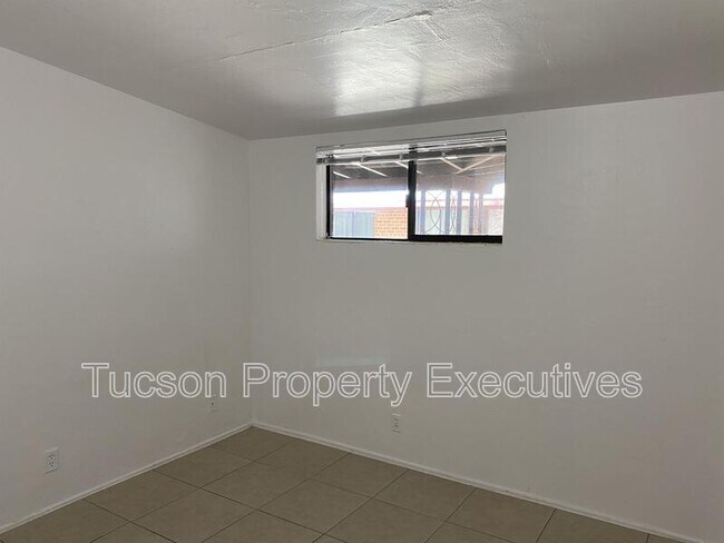 Building Photo - 1646 N Beverly Ave