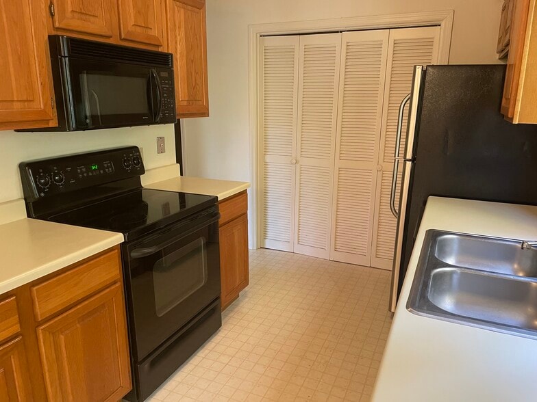 Kitchen , built in microwave, DW , garbage disposal (washer/dryer behind louvered doors) - 6709 Langston Dr