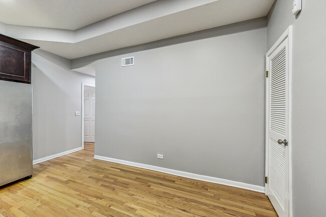 Building Photo - 864 W Aldine Ave