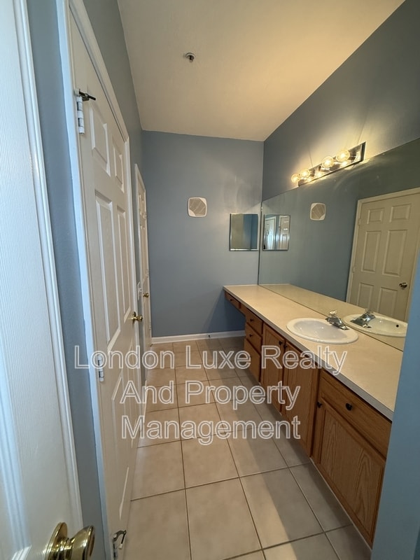 Building Photo - 7990 Baymeadows Rd