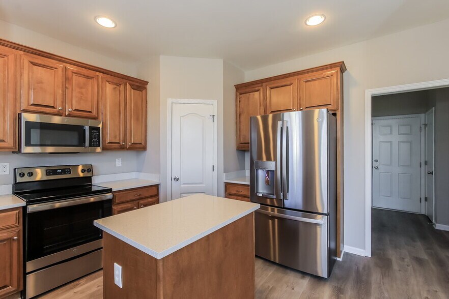 Building Photo - 9105 Alden Dr