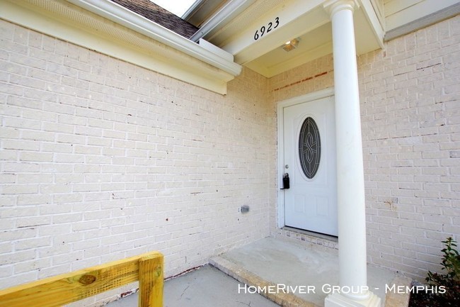 Building Photo - 6923 Parkbrook Ln