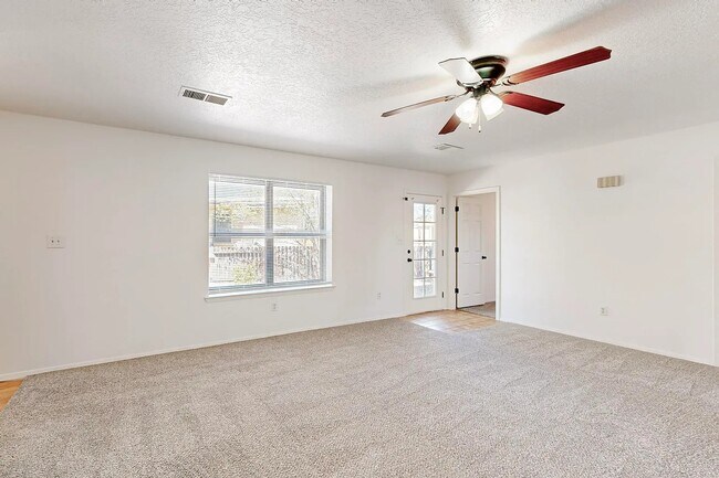 Building Photo - 699 Lakeview Cir SE