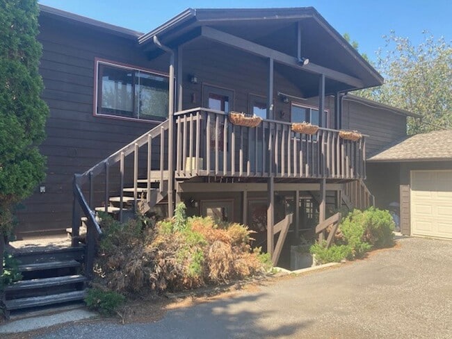 Building Photo - 2 Bedroom Apartment Near MSU! Small Dogs Welcome!
