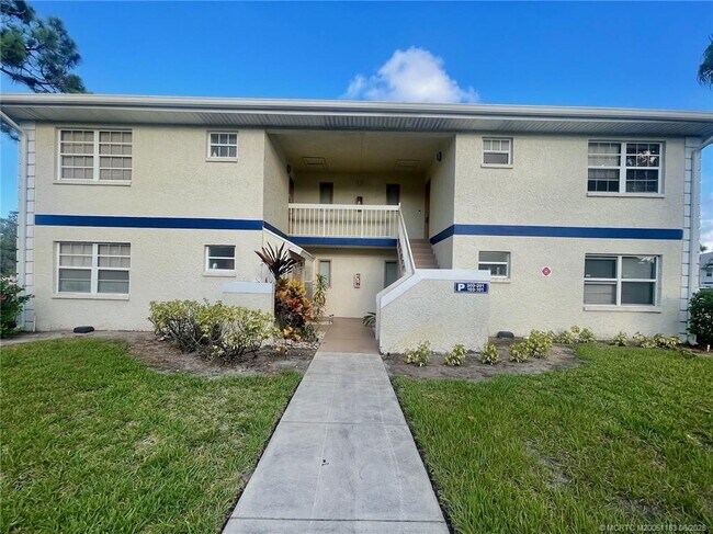 Primary Photo - 1522 SE Royal Green Cir