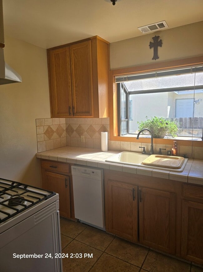 Building Photo - 2 bed 1 bath with bonus room