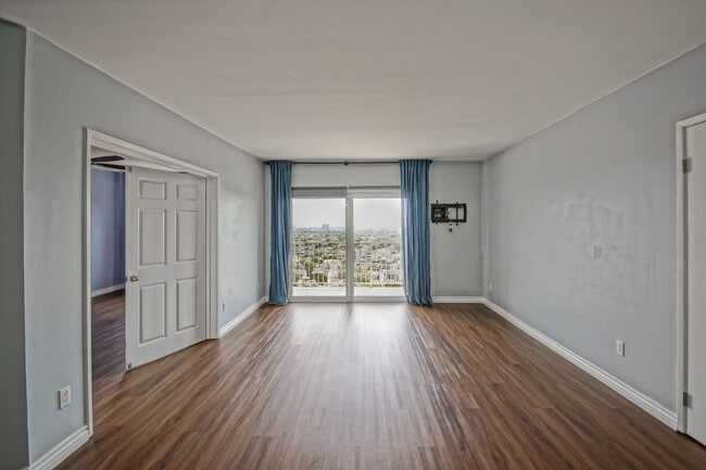 Building Photo - Bright & Spacious, Top-Floor 3BR3BA Condo ...