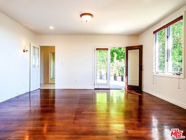 Building Photo - 2239 Vista Del Mar Pl