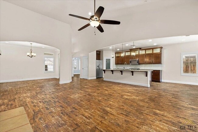 Building Photo - Charming NW Home with 3-Car Garage in Desirable Neighborhood