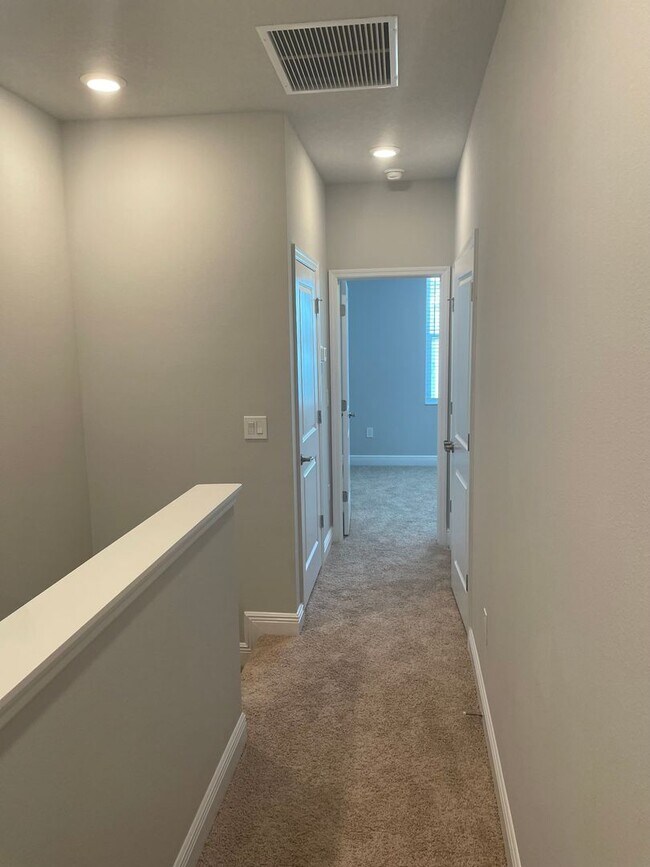 Building Photo - Annual Unfurnished 3 Bedroom, 3.5 Bathroom Townhome adjacent to Downtown Sarasota