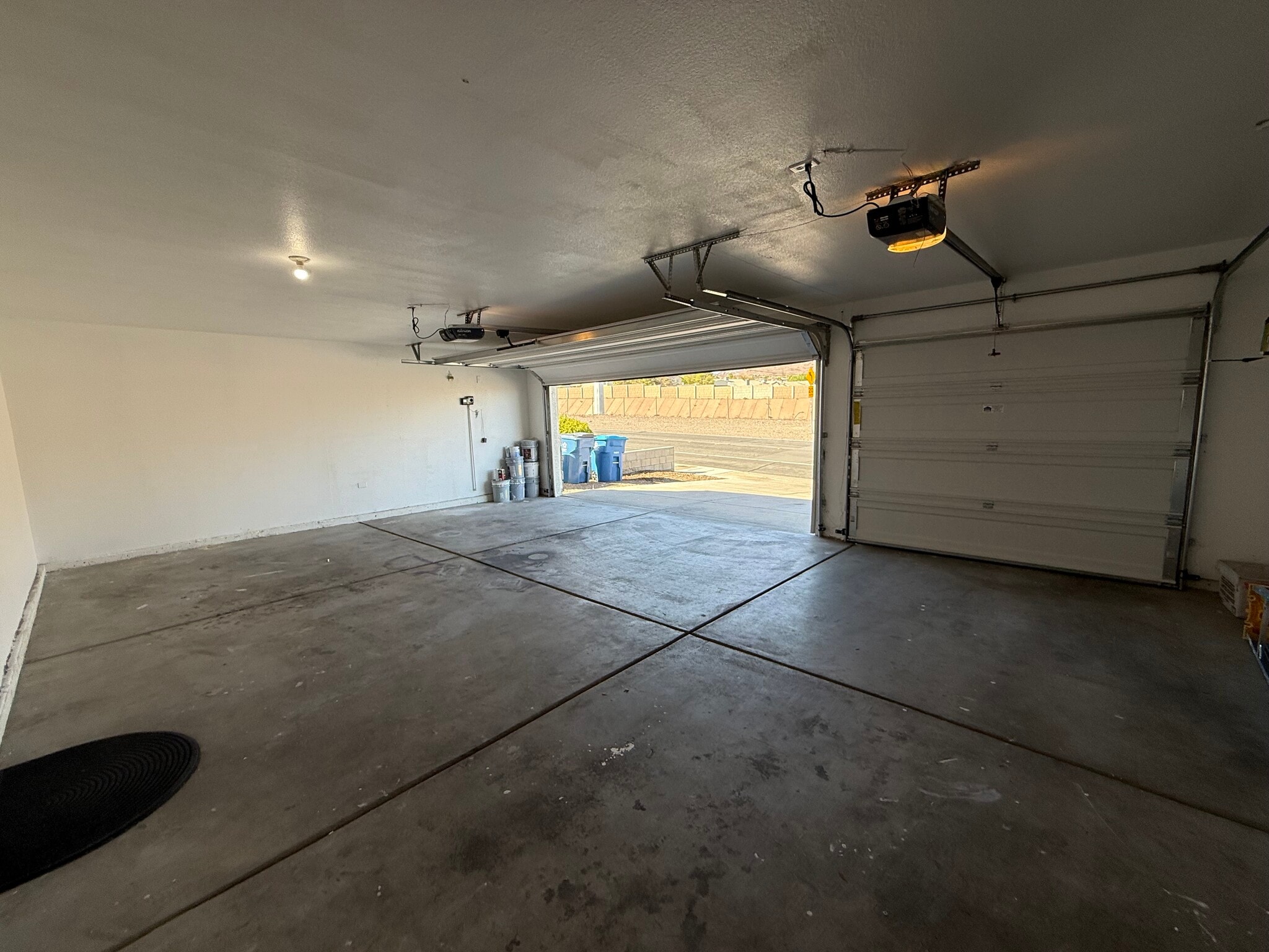 Garage - 693 W Pacific Ave