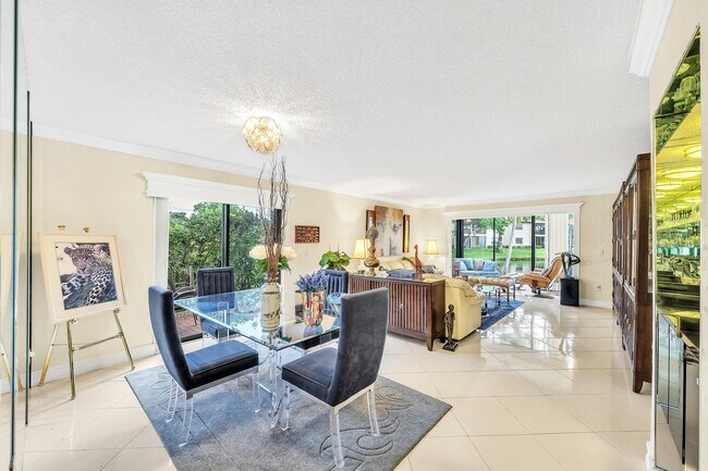 Building Photo - 9285 Vista del Lago