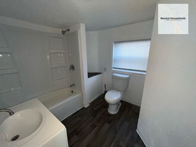 Building Photo - Adorable & Spacious 3 Bedroom Property-Toledo Ohio