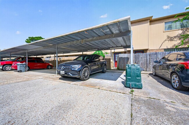 Building Photo - 3303 W Greenridge Dr