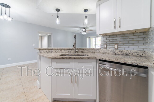 Building Photo - 725 Crest Pines Dr