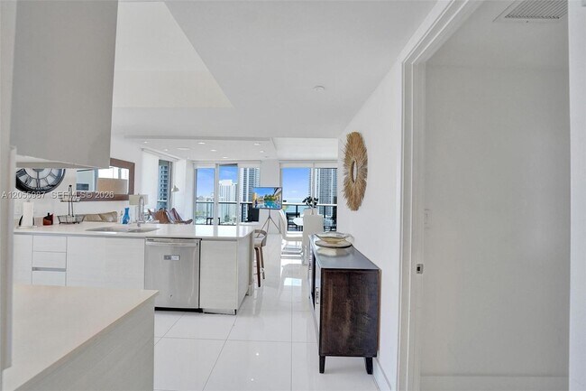 Building Photo - 2600 E Hallandale Beach Blvd