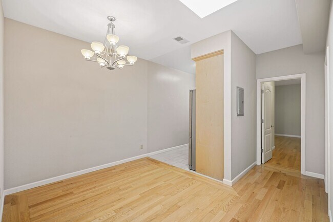 Building Photo - 3bed/2bath Top-Floor Flat w/ Modern SF Charm - Pet(s) Welcome