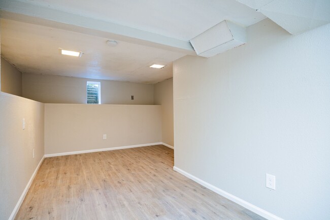 Building Photo - HALF OFF FIRST MONTH - Large 3BR PLUS Bonu...