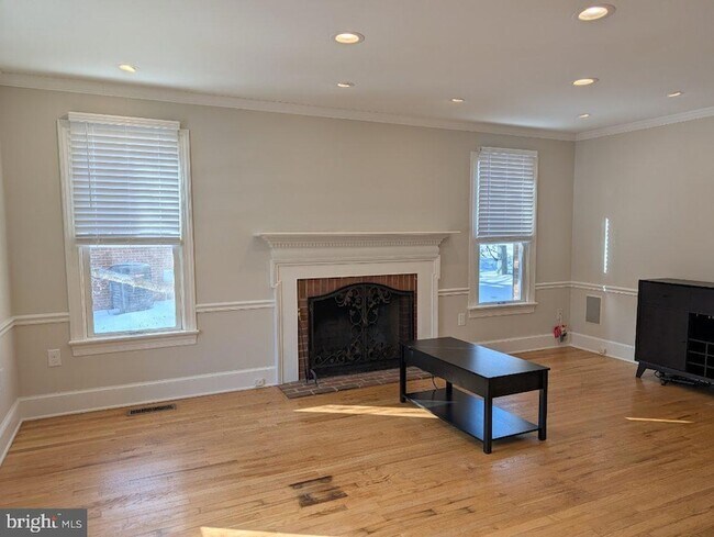 Building Photo - 295 Bay St