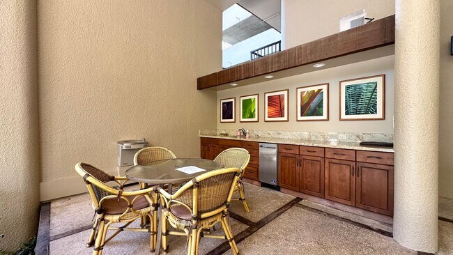 Building Photo - 2 BED/1 BATH/1 PRKG with Lanai & WASHER/DR...