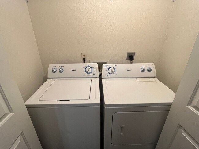 Building Photo - 2 Bed 1 Bath