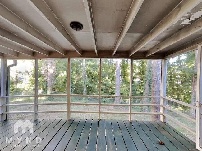 Building Photo - 3681 Lake Dr SE