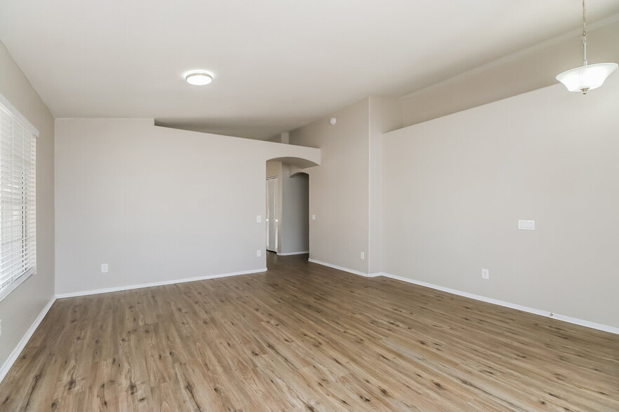 Building Photo - 154 W Melody Ct