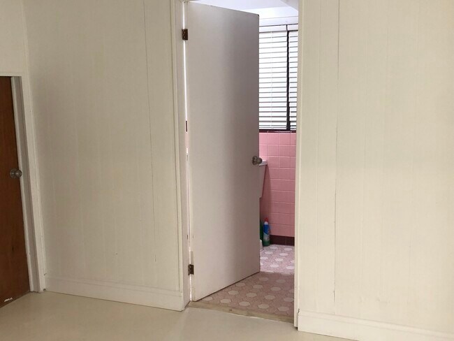 Building Photo - West Lake