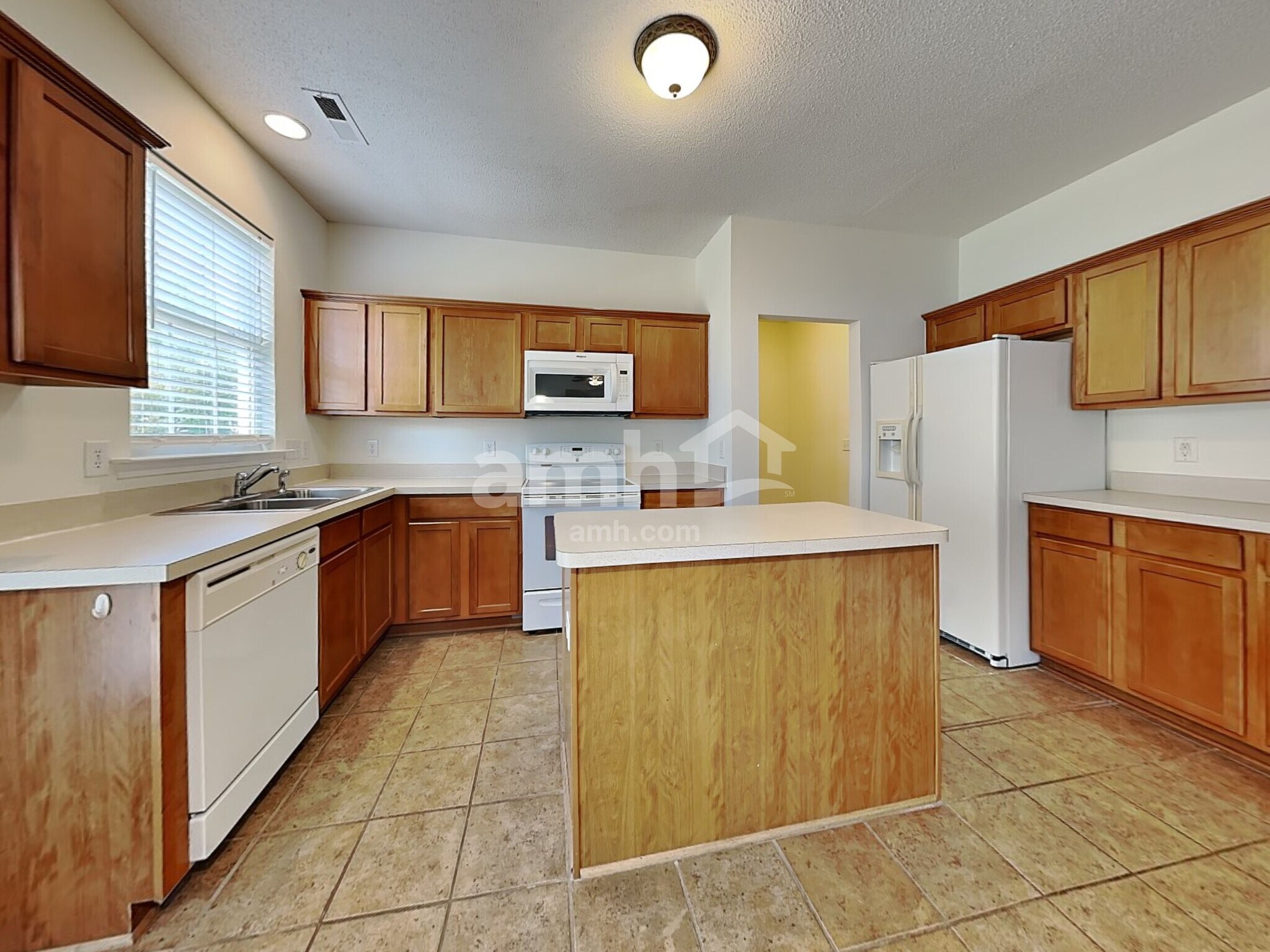 Building Photo - 6016 Glen Way Dr