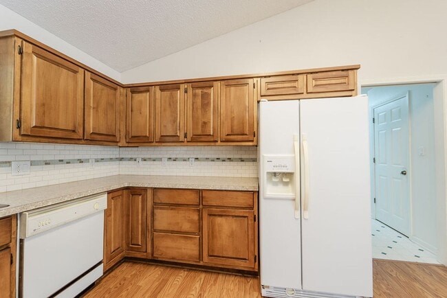 Building Photo - 4 bed, 3 bath, home with privet sunroom off master.
