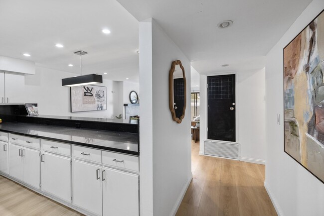 Building Photo - Stunning 2-bedroom, 2-bathroom condo in th...