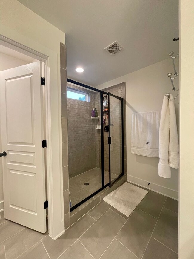 Building Photo - Beautiful Craftsman home near Duke!