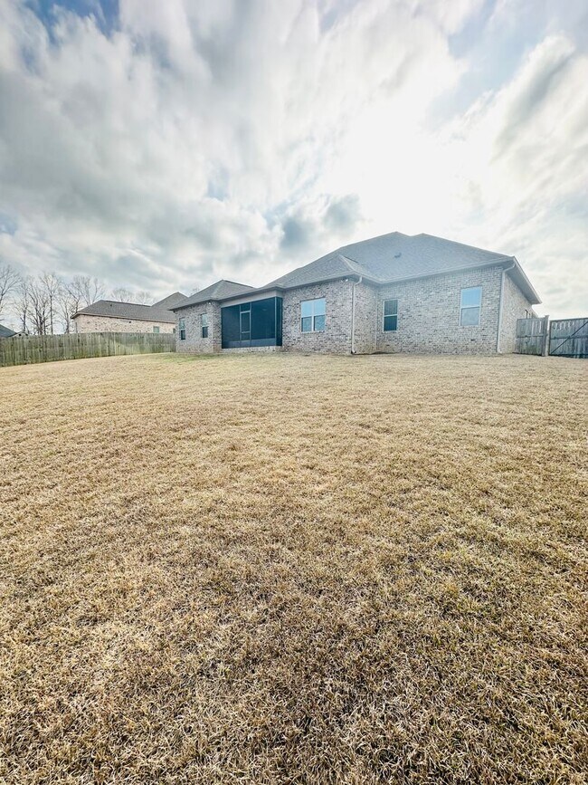 Building Photo - Luxury Living in Live Oak Preserve