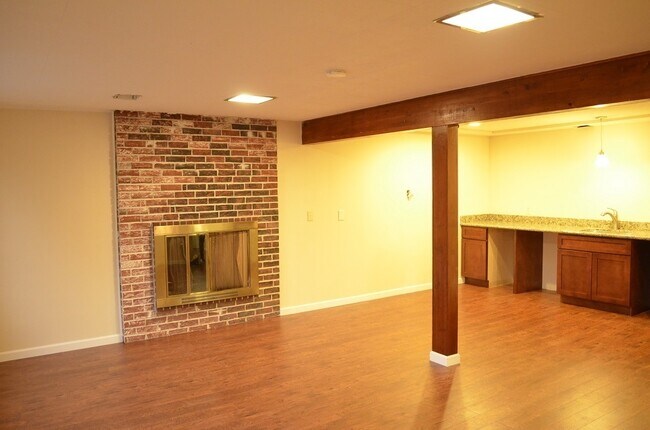 Building Photo - Updated 2-Story home with Day light basement. Big lot w/ RV & Boat parking
