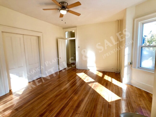 Building Photo - 47 Custer St