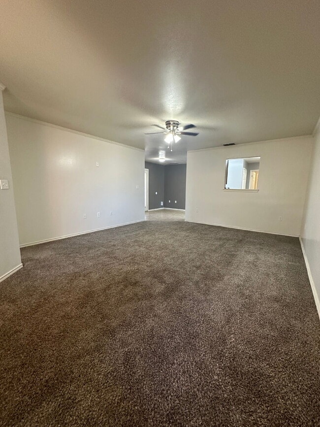 Building Photo - Duplex with easy access to the loop