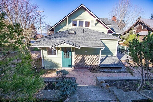 Building Photo - Gorgeous Vintage Home in Downtown Langley with Detached Guest Studio!!