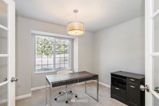 Building Photo - 3 Bedroom 2.5 Bath Hilltop Home w/Beautifu...