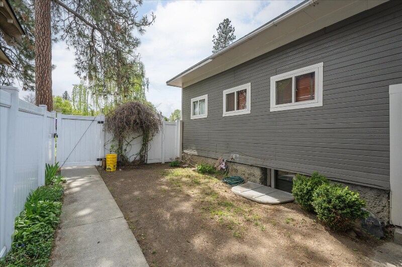 Building Photo - 1520 W Tenth Ave