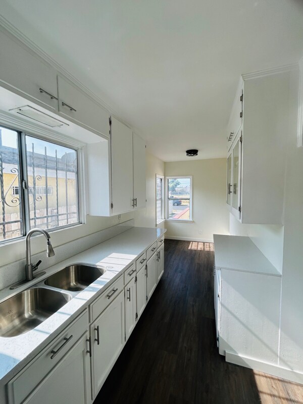 Building Photo - 1029 W 84th St