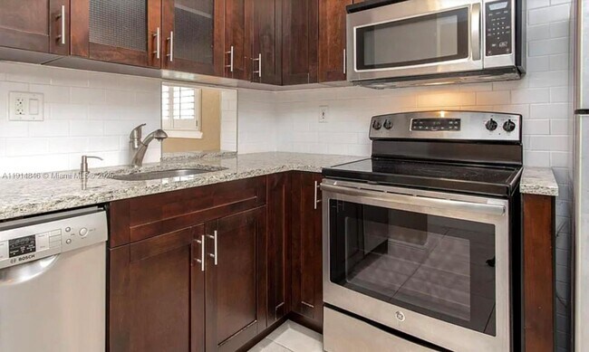 Primary Photo - 633 NE 2nd Ave