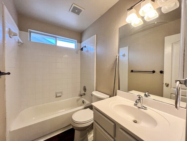 Building Photo - 218 Val Verde Dr