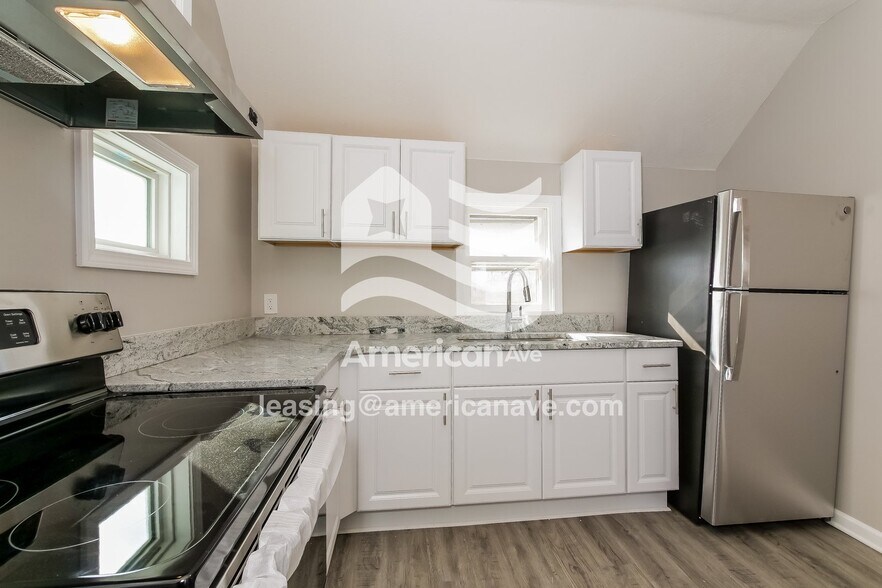 Building Photo - 2409 S 41st St