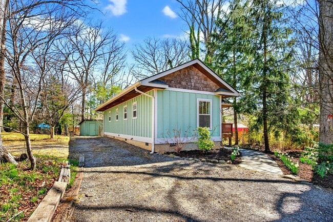 Building Photo - Black Mountain Long Term Rental!