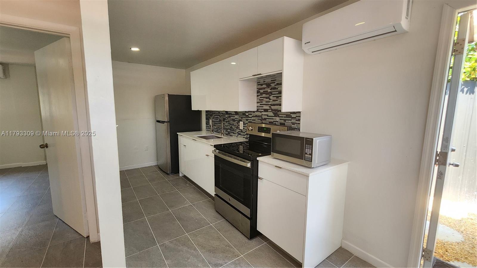 Building Photo - 9740 Colonial Dr