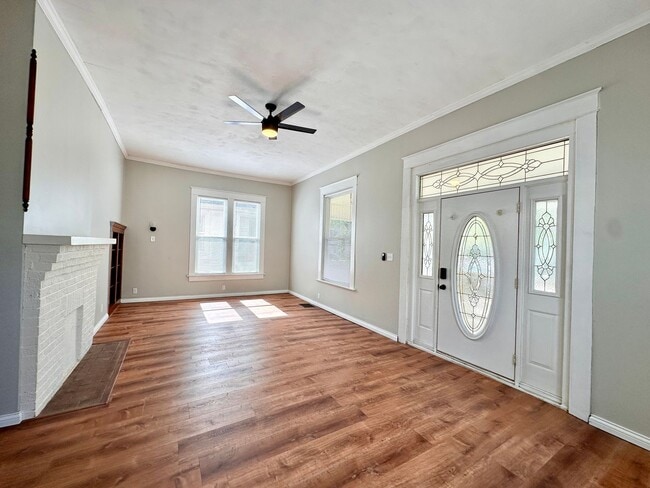 Building Photo - Charming 2 Bed / 1 Bath Home with Garage &...